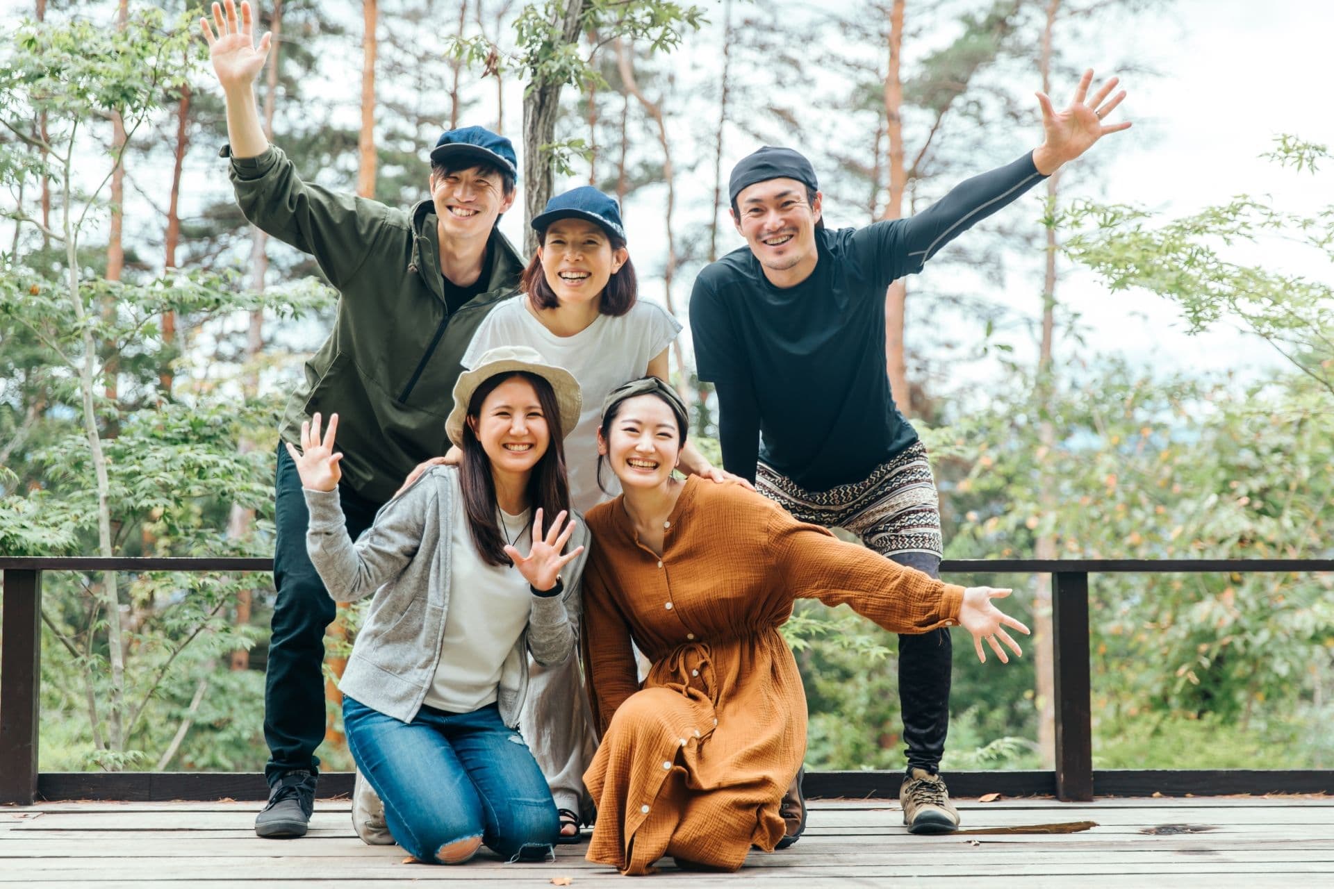 自然の中で楽しむ参加者たち