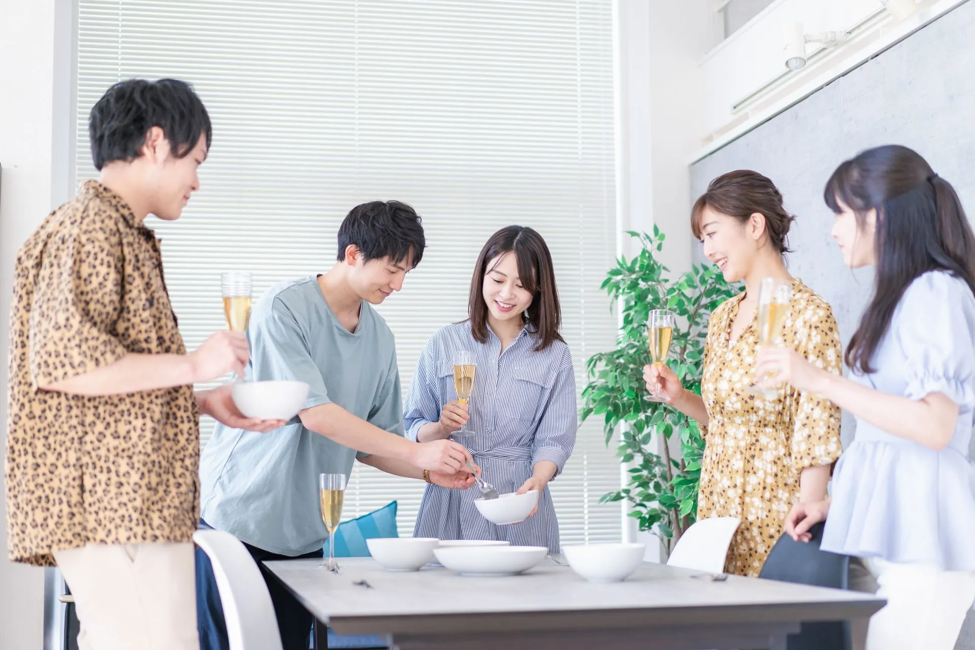 室内パーティーの様子